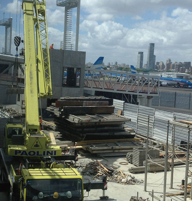 起重機(jī)QY70K阿根廷國際機(jī)場(chǎng)施工