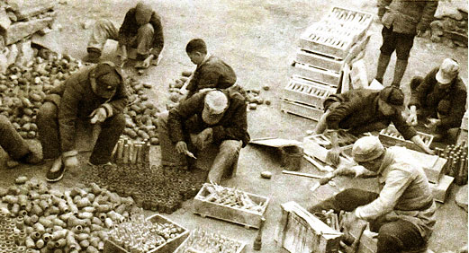 徐工集團的前身華興鐵工廠誕生，后發(fā)展為徐州重型機械廠