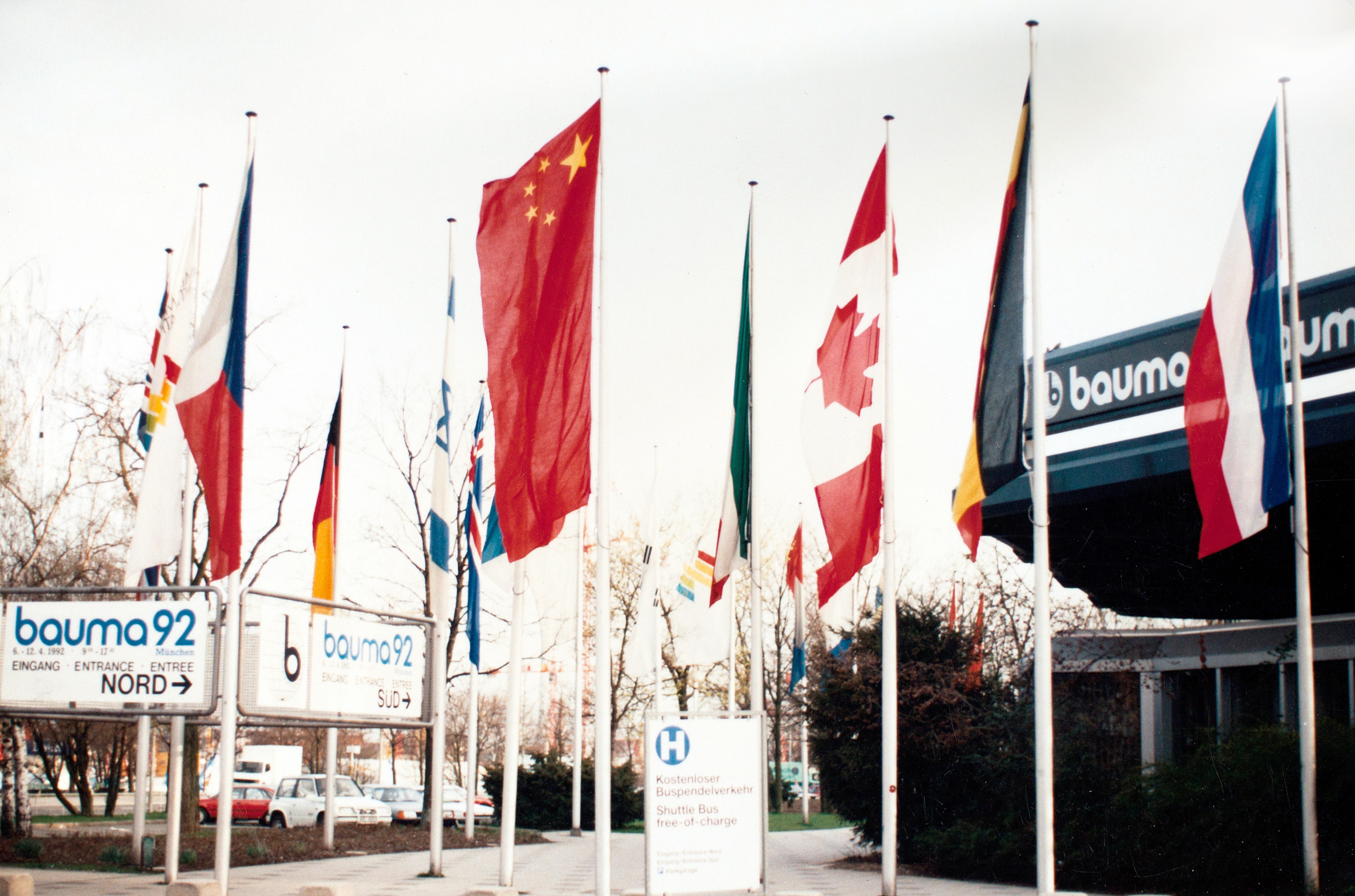 徐工成為行業(yè)首家取得自營出口權(quán)的企業(yè)，正式拉開國際化序幕；是年，徐工代表行業(yè)首次參加德國寶馬展