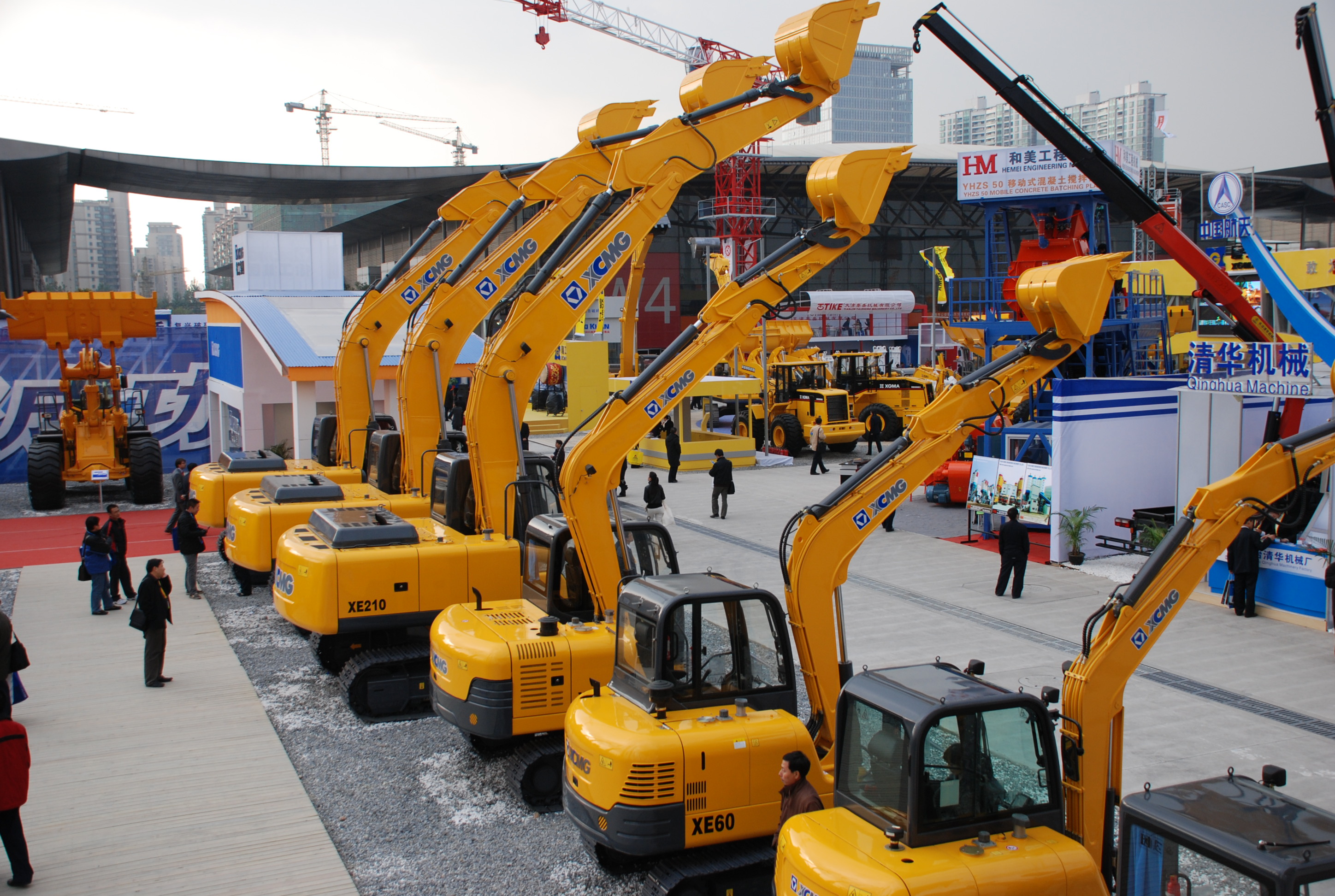 徐工與凱雷投資集團發(fā)表聯(lián)合聲明終止合作，獨立進行重組；是年，徐工與卡特彼勒終止合作，獨資成立徐州徐工挖掘機械有限公司