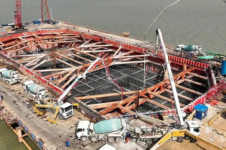 徐工泵車再筑“世界之最”張靖皋長(zhǎng)江大橋！