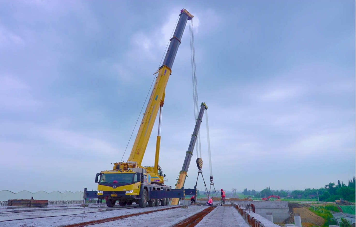 空中對(duì)飛接力！徐工三款百噸級(jí)聯(lián)袂抬吊！