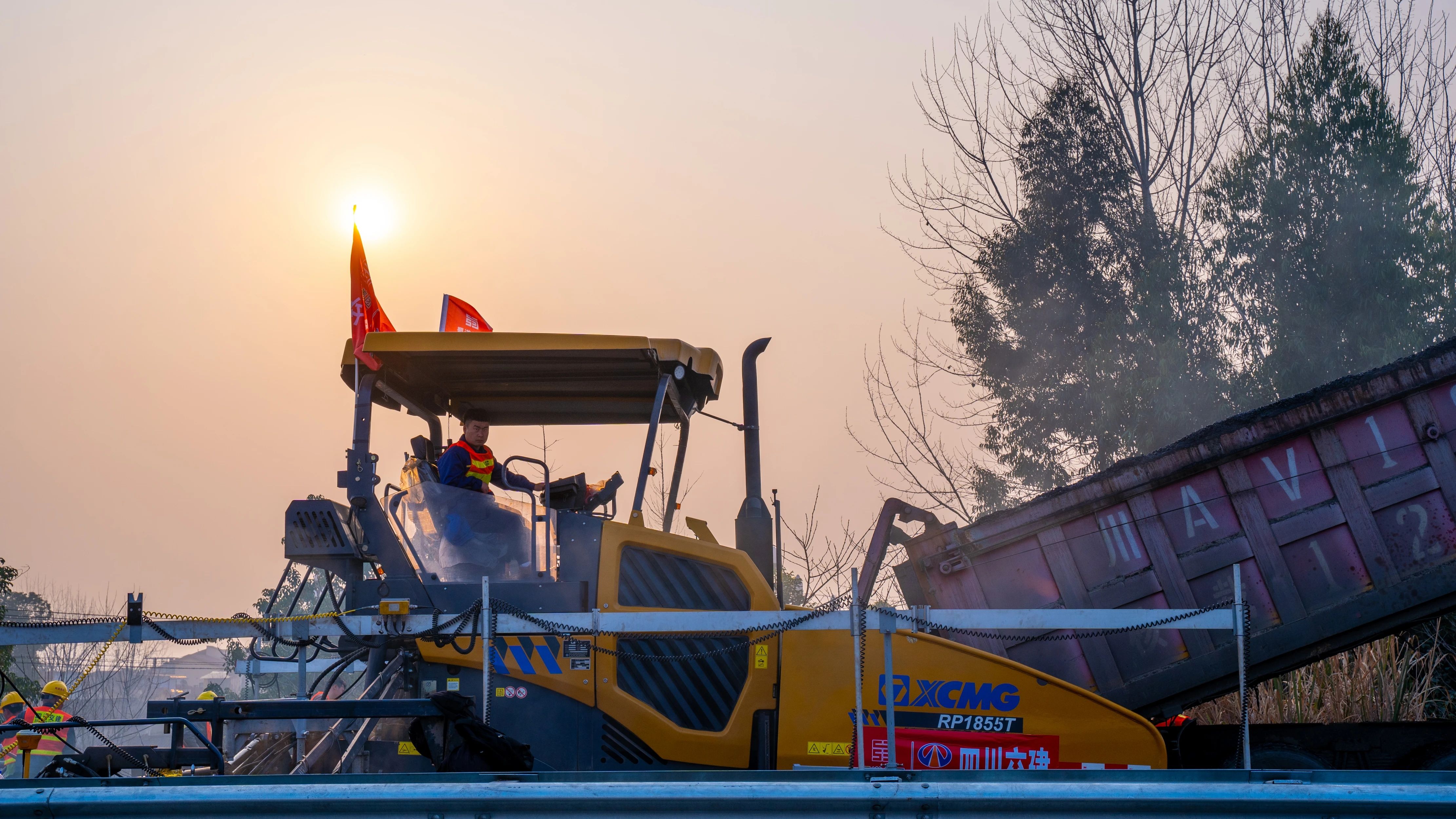 18天！徐工成套瀝青路面裝備助力成綿高速罩面施工！