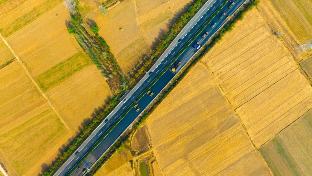 揚(yáng)民族自信！徐工成套瀝青路面裝備助力家鄉(xiāng)高速建設(shè)！