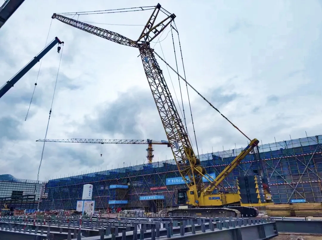 “鋼”鐵的意志！徐工XGC320履帶起重機(jī)參建大跨度鋼結(jié)構(gòu)工業(yè)廠(chǎng)房