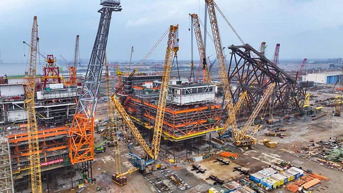 【全球之履】總重37000噸！徐工履帶兄弟團(tuán)助力大型深水導(dǎo)管架建設(shè)