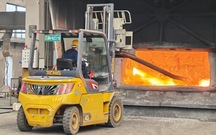 真金不怕火煉，徐工重載孔雀叉車威武霸氣！