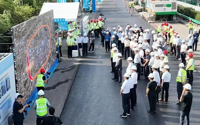 徐工數(shù)字化智能施工集群助力西安繞城高速養(yǎng)護(hù)工程！