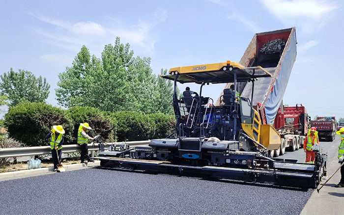 RP905IV攤鋪機(jī)閃耀淮徐高速！