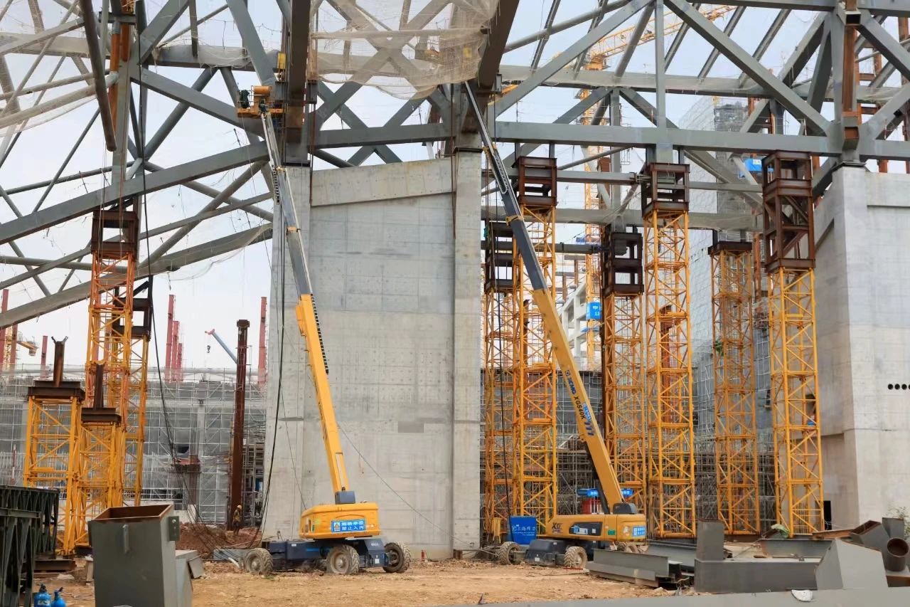 復(fù)雜環(huán)境顯身手！“徐工金”助力深圳冰雪世界