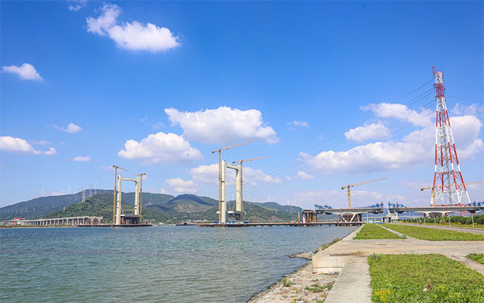 “牽手”群島！徐工塔機(jī)助力世界級(jí)跨海連島工程刷新“進(jìn)度條”