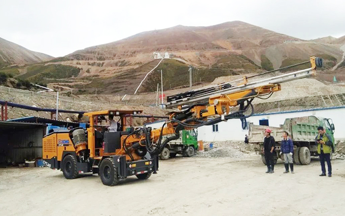 鐵礦開(kāi)采，徐工礦用液壓掘進(jìn)鉆車先入為主！