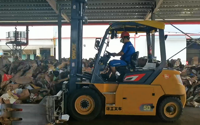 有實(shí)力！徐工孔雀電動(dòng)叉車強(qiáng)勢(shì)入駐造紙行業(yè)
