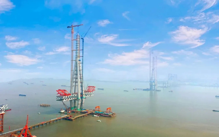 徐工建設(shè)！世界最高橋塔常泰長(zhǎng)江大橋主塔順利封頂！