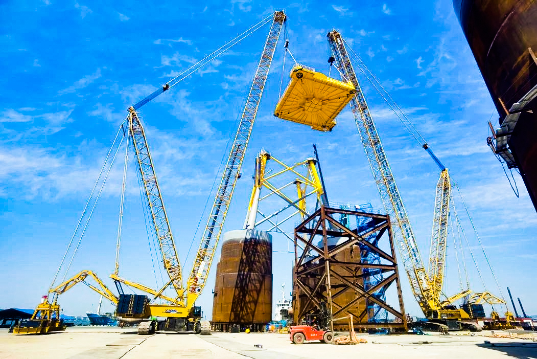 總重1972噸！徐工XGC12000助力大型導(dǎo)管架總組順利吊裝