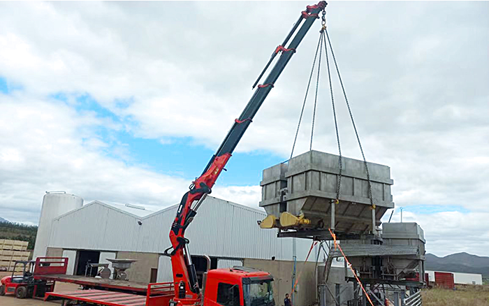 徐工SQZ660折疊臂隨車(chē)起重機(jī)助力海外某釀酒工廠(chǎng)搬遷轉(zhuǎn)運(yùn)