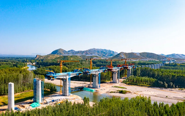 群塔筑雄忻！徐工助建山西首條時(shí)速350公里高鐵