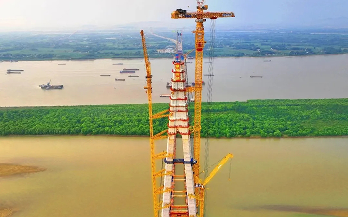 308米！徐工塔機(jī)助力世界最大跨度三塔斜拉橋喜封金頂