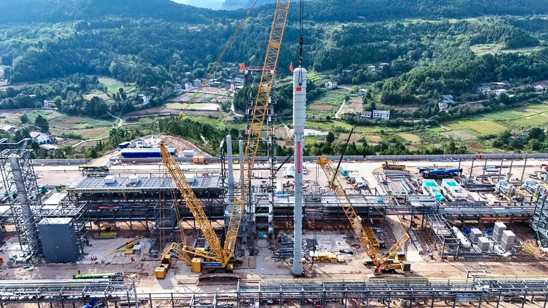 一次性成功！徐工履帶兄弟助力大型油氣田最長(zhǎng)整體塔類吊裝