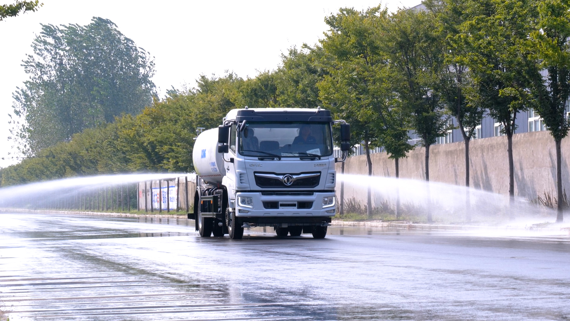 泰酷辣！徐工助力湖北天門(mén)城市綠化