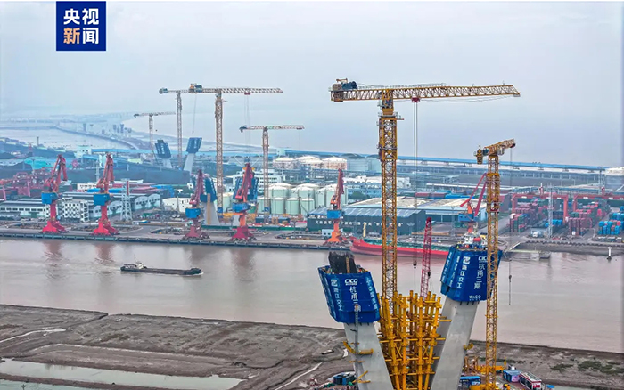 央視聚焦！徐工超大塔助建世界級(jí)橋梁工程！