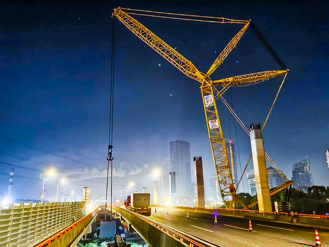 僅用4小時(shí)！XGC650跨高速助力沿江通道鋼蓋梁成功吊裝