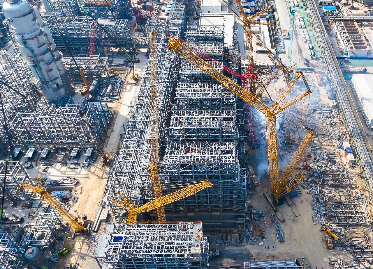 總重9000噸！XGC12000助力大型石化乙烯項(xiàng)目對(duì)流段模塊吊裝