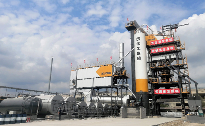 徐工4000型瀝青站 在鶴大高速大顯身手！