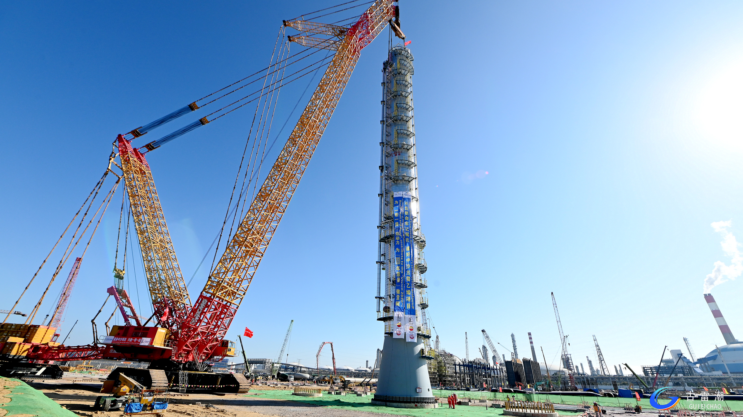 吊重1150噸！XGC88000助力大型石化項(xiàng)目首臺(tái)千噸級(jí)設(shè)備精準(zhǔn)就位