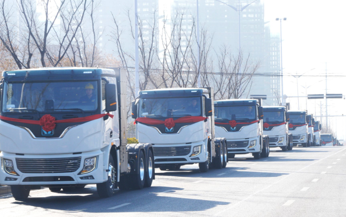 百臺(tái)齊發(fā)，千臺(tái)簽約！徐工新能源牽引車奔赴浙江