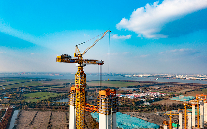 最重522噸！徐工超大塔助力張靖皋長(zhǎng)江大橋沖刺六項(xiàng)“世界之最”