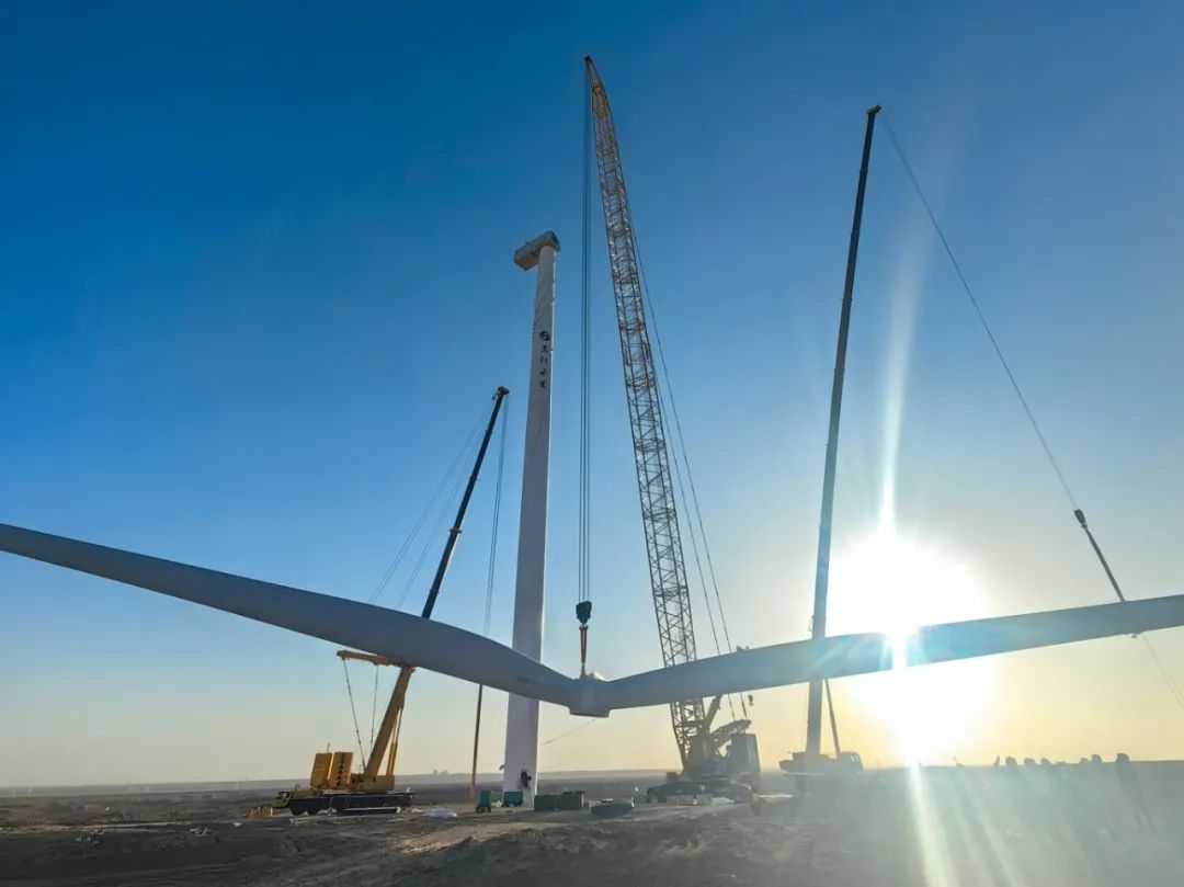 “零偏差”！西北戈壁現(xiàn)風(fēng)電“超級(jí)大片”，徐工XLC18000M領(lǐng)銜多機(jī)協(xié)同吊裝