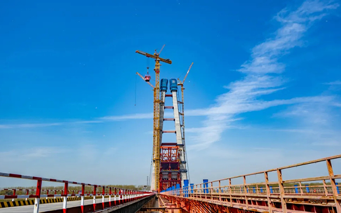 全球最大塔機(jī)亮相央視！徐工助力馬鞍山長(zhǎng)江大橋主塔吊裝