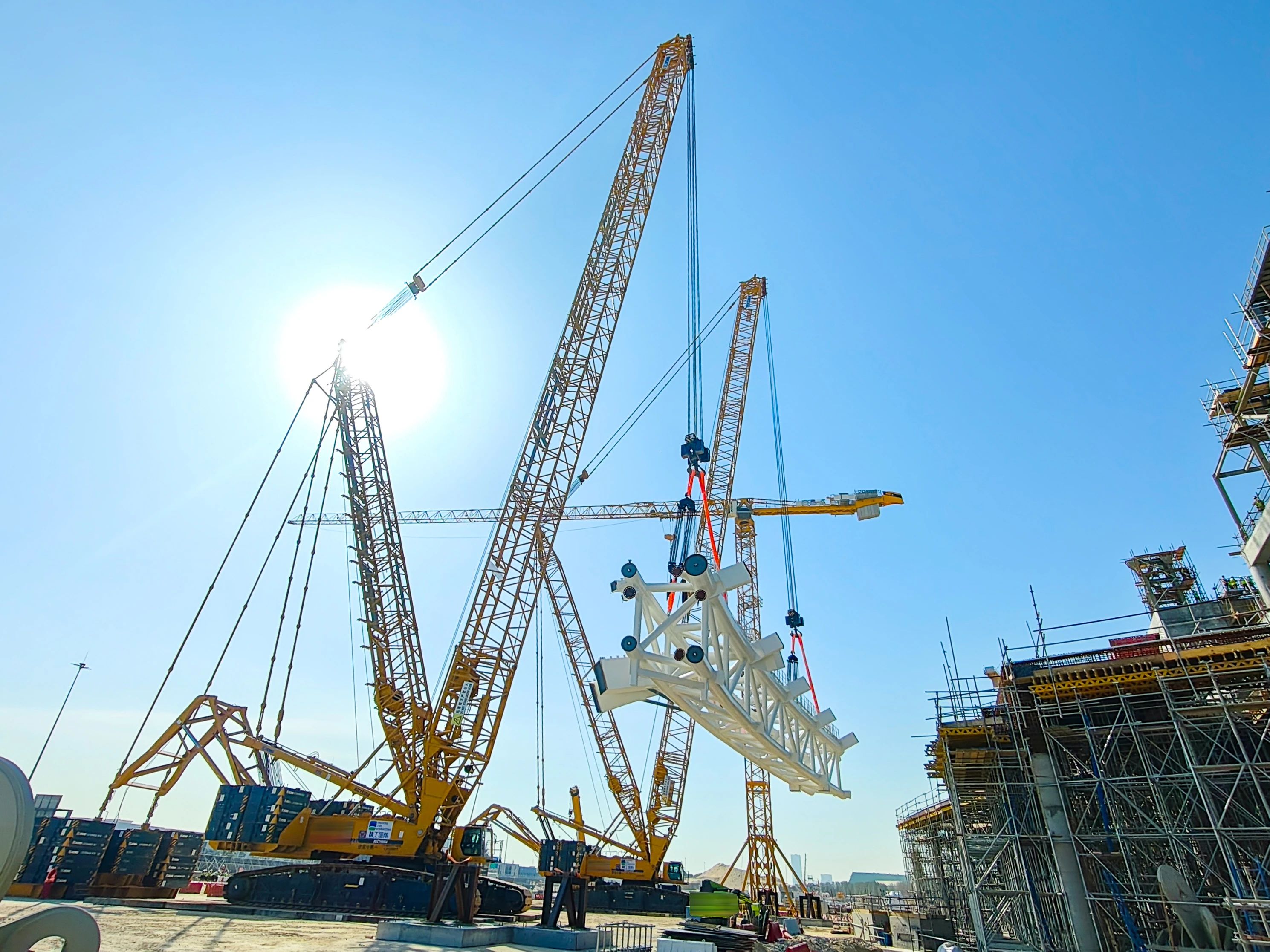 毫米級(jí)精度托舉世界杯夢(mèng)想——徐工履帶起重機(jī)奮戰(zhàn)沙特！