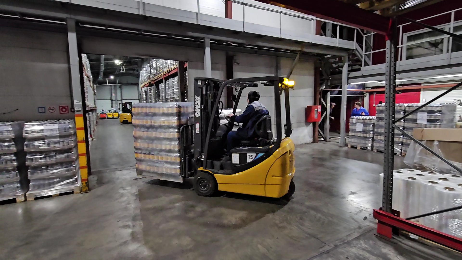 狹小空間搬運(yùn)利器！徐工三支點(diǎn)平衡重叉車