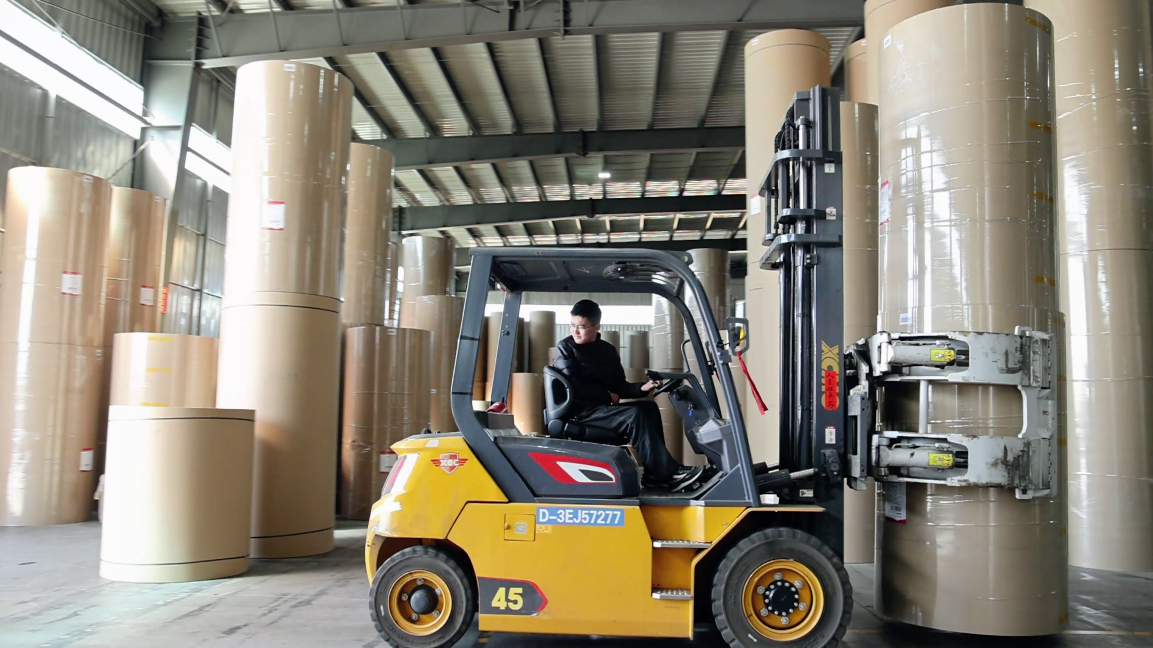 紙卷廠搬運(yùn)利器，徐工孔雀系列高壓重載電動(dòng)叉車