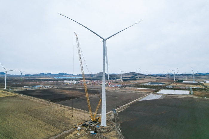 高空之巔，再鑄榮光！XLC18000M助力大型風(fēng)電場(chǎng)首臺(tái)185米風(fēng)機(jī)成功吊裝