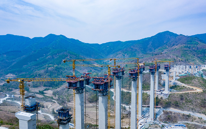 比肩青山接桂黔 公司產(chǎn)品群助建廣西第一高墩