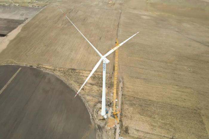高空之巔，再鑄榮光！XLC18000M助力大型風(fēng)電場(chǎng)首臺(tái)185米風(fēng)機(jī)成功吊裝