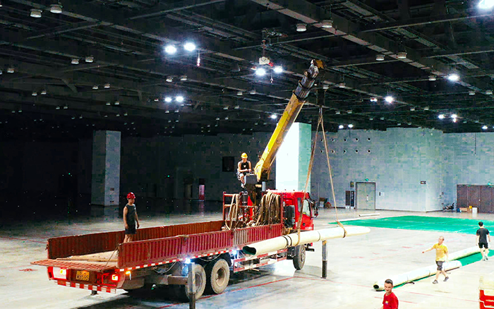 高效穩(wěn)護(hù)航，徐工隨車(chē)起重機(jī)賦能廣西會(huì)展中心體育場(chǎng)館塑膠鋪設(shè)