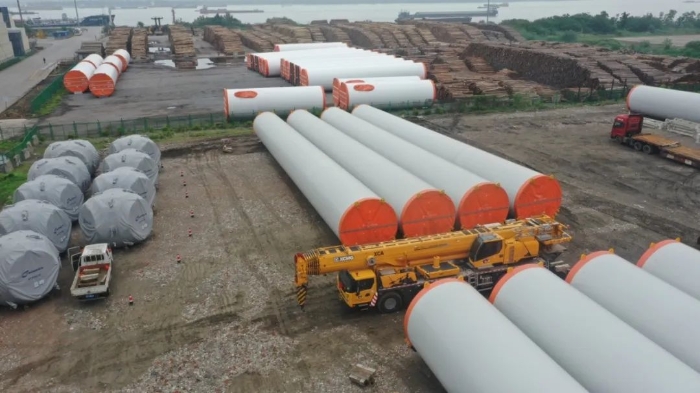 空間太小？在下徐工G2代可變支腿，百噸塔筒在港口“穩(wěn)運(yùn)”！