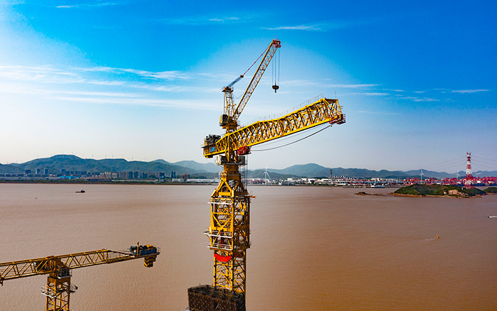 雙塔筑脊梁！徐工超大塔助建世界級(jí)大橋