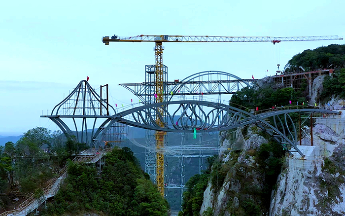 一覽眾山??！看徐工塔機(jī)「與山齊肩」