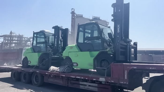 從室內(nèi)到室外，24小時(shí)不停歇！徐工孔雀叉車扎根新疆鋼材廠