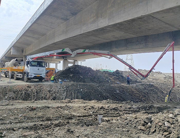 輕靈穩(wěn)?。⌒旃?3米泵車(chē)領(lǐng)航新城鎮(zhèn)基建