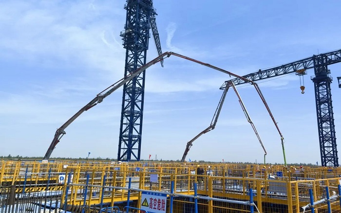 72米巨臂顯神威！徐工“鋼鐵俠”集結(jié)漢南長(zhǎng)江大橋