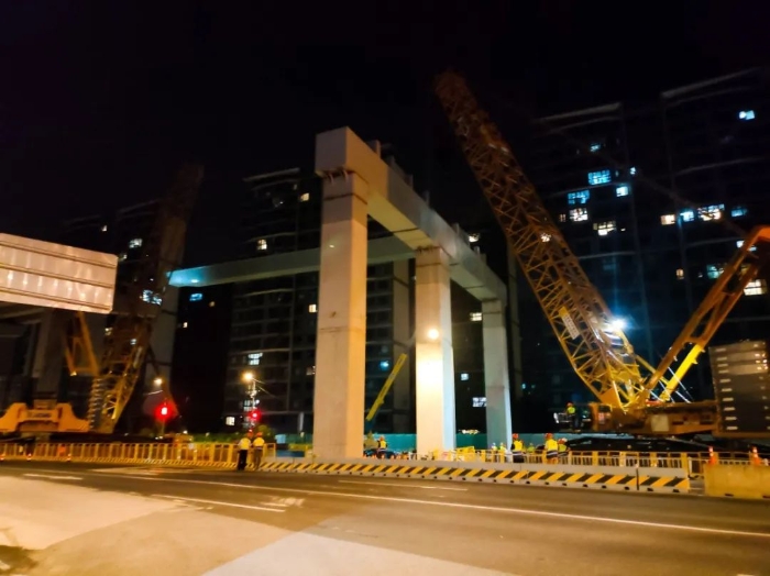 雙機(jī)聯(lián)動(dòng)，毫米操控！徐工XGC11000高效破解高架橋施工難題