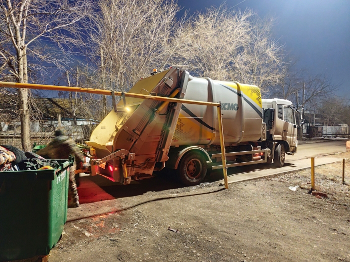 徐工后裝壓縮式垃圾車助力阿斯塔納：高效環(huán)保，助力城市清潔