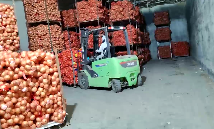 徐工鯤鵬系列新能源叉車，為食品冷庫(kù)工廠注入綠色動(dòng)能