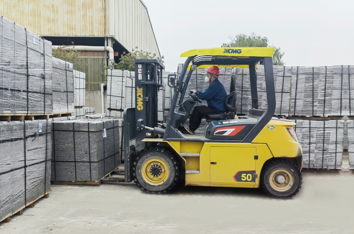 有“石”力！徐工孔雀電動(dòng)叉車強(qiáng)勢(shì)入駐石材廠